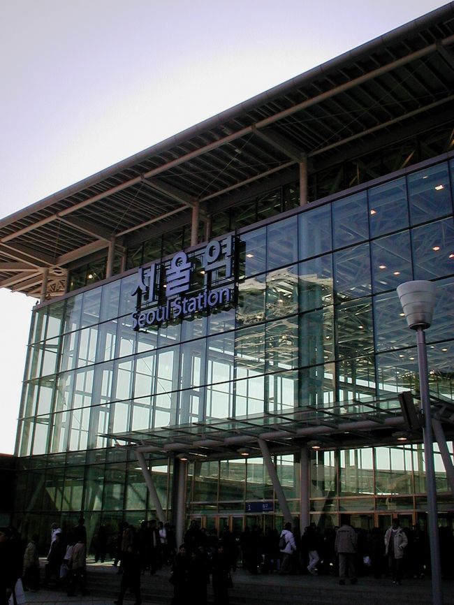 先ほど駅舎の中から裏文字を眺めた駅名の表示です。上がハングルでソウルヨク､下の表示が英字でソウルステーションです。一時期のハングル文字一色に時代からは、かなり変わって来たようです。ただし、漢字表記はまだ少ないです。