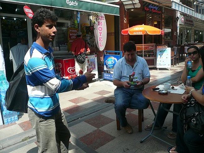 イスタンブールでは、物売りがたくさんいます。<br />鳥のおもちゃを売りに来た人。