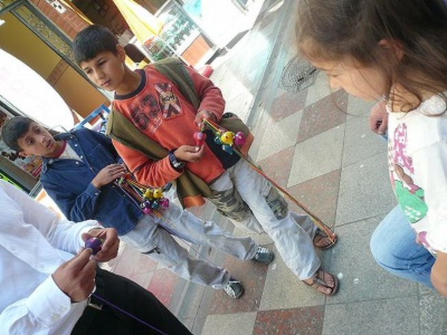 こちらはトルコのコマを売りに来た子どもたち。<br />大体１つ１リラで買えるコマを、１つ２リラと言ってきた彼ら。<br />回して見せてくれました。<br />