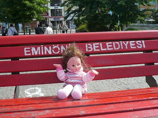 お腹を押すと、トルコミュージックが流れるお人形を買ってもらってご機嫌な娘。<br />ベンチに座らせ、写真撮影。