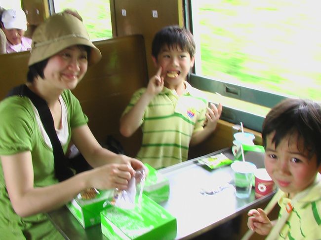 いよいよ出発です。先頭のＡ席（200b)ではお菓子とお茶がでました。どうもＪＴＡはこの席で、JTB、HISさんは一般席ということでした。<br />（でも、一両目だからといって景色は同じですが。）