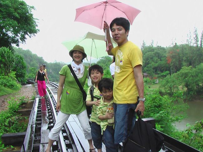 昼飯の間は、すごいスコールで・・・と思っていたのですが、なんとか出発までに小ぶりに！！<br />今から、15分くらいかけて象のりにいきます。。