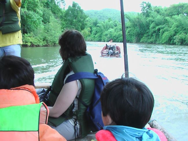 象のり＆筏下りの場所にきました。（どうも現地の部族がやっているそうで、カイドさんも仲間同士話されると判らないらしい。）<br />とりあえず、筏下りのため、ボードに引っ張ってもらって溯上開始！！
