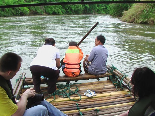 子どもたちは、ガイドさんが頼んでくれて、オール漕ぎしました。。