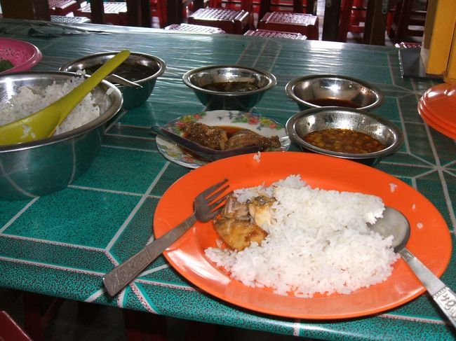 メニューはほぼカレーだけなので、カレーの具を注文するだけでOK。<br />カレーを注文するとスープなど副食がたくさんついてくるので、ほかに何も頼まなくても満腹。