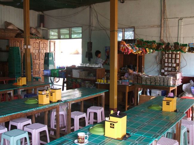 食堂にはお菓子などを売ってるので、子供たちは親におねだりをしていろいろ買ってもらってました。<br />日本には無いようなお菓子が多いので興味深い。