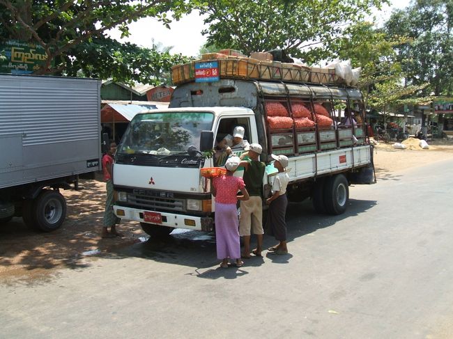 途中で止まっている車を見つけると、すかさず寄ってくる物売りたち。<br />売ってるものは水やフルーツ・お菓子など様々。<br />この写真を撮った後、こちらにも熱心に売り込みにきました。<br />