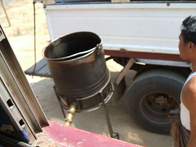 給油をしているところ。<br />ガソリンスタンドに止まっても、機械を使うのでなくこのようなオリジナルな器具で給油。<br />バスはガソリン満タンにして出発はしてないようで、ピーに着くまで２回ほど給油してました。<br />ちなみに原油高の影響はミャンマーでもあるようです。