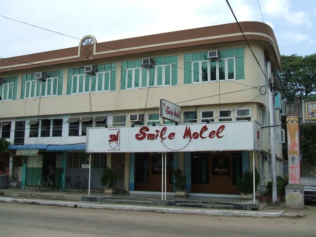 ピーで宿泊したスマイルモーテル。<br />ちょうどシュエサンドーパゴダと、街の中心のアウンサン像の中間くらいにあってとても便利なロケーション。<br />従業員もとても親切で居心地のいいホテル。<br />