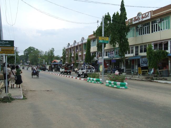 ホテルに面する通り。<br />ホテルを出て右に行くとアウンサン像に、左に行くとシュエサンドーパゴダに行ける。<br />サムローやピックアップが頻繁に走っている為、簡単に利用できて便利。