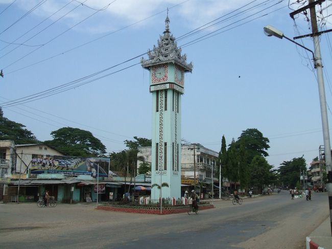 それではまずはシュエサンドーパゴダに行きます。<br />ホテルを出て左に進んでいくと時計塔があり、その前にパゴダがある。