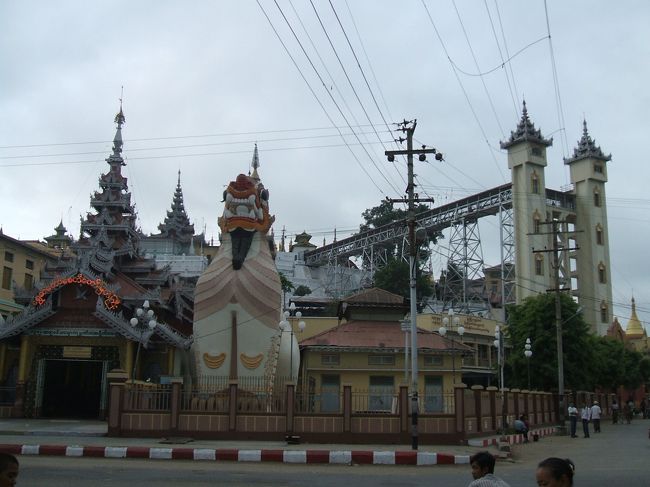 パゴダの正面入り口。<br />獅子が鎮座している参道を通っていくか、階段を上がって行くのがしんどい場合は、右側にあるエレベーターを利用して上がっていける。