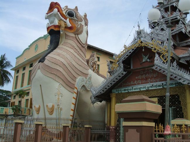 入り口の獅子はかなり大きい。