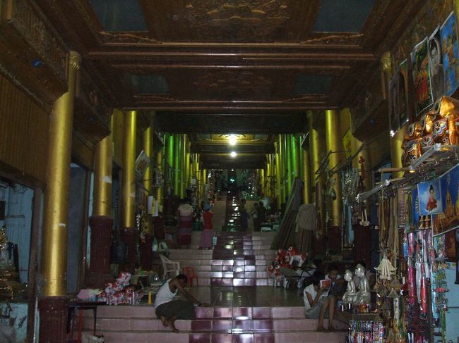 と思ったけど階段がとても長く急なのと、しんどいのもあってエレベーターに乗って上がっていくことに。<br />参道は帰りに通ります。