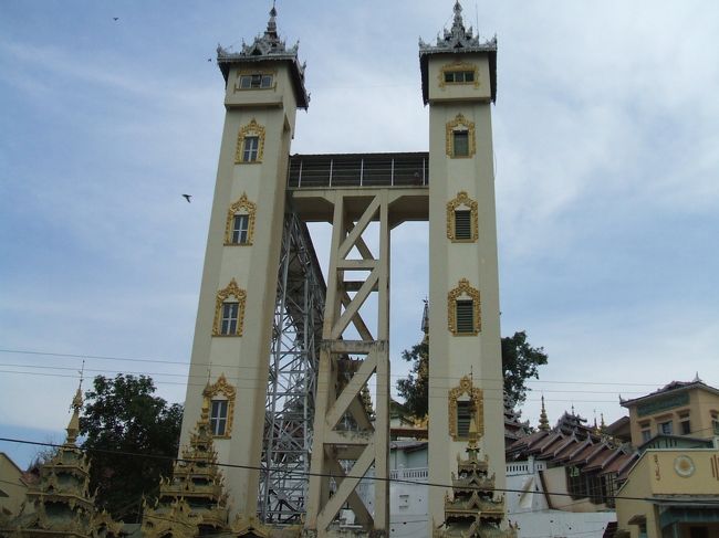 遠くから見るとあまり感じなかったが、近くに来てみるとエレベーターは結構高い。