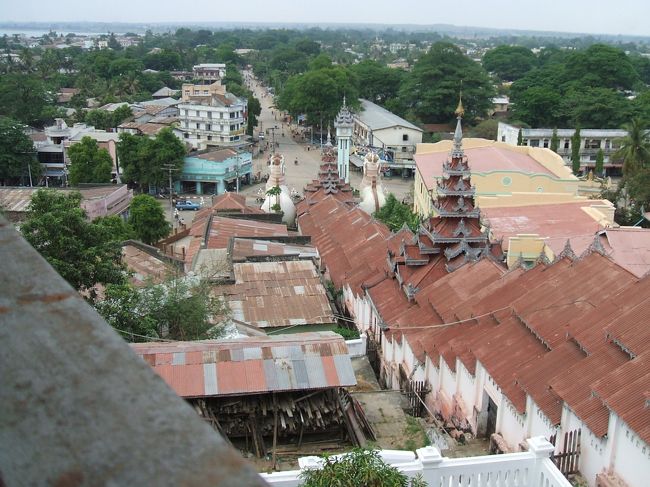エレベーターで上がって下を見下ろした風景。<br />右側の茶色い屋根が続いてるのは、正面参道です。<br />結構長いでしょう。