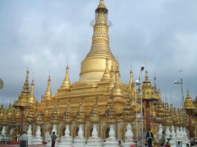 黄金に輝く美しいシュエサンドーパゴダ