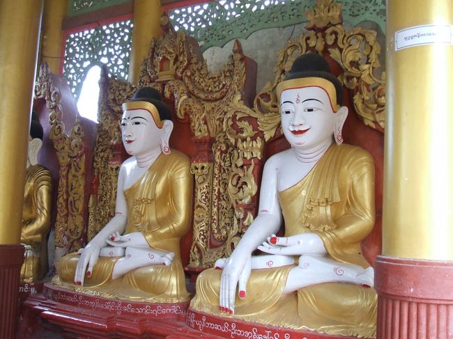 境内には数多くの仏像がある。<br />