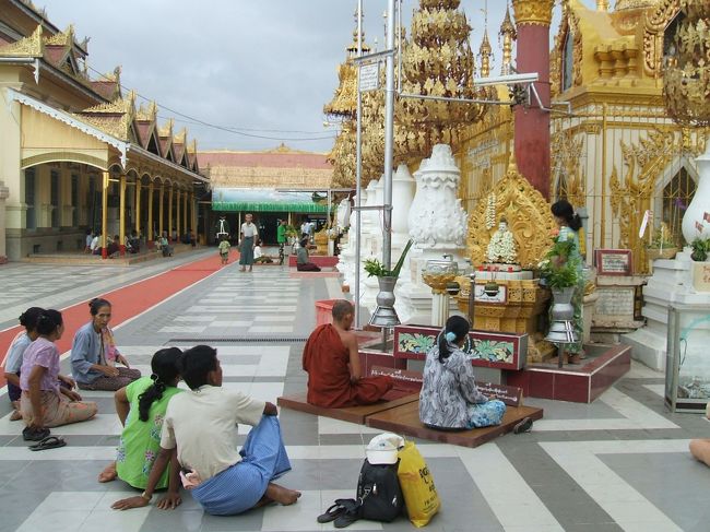 皆さんそれぞれ自分の曜日の祭壇を熱心に参ってくる。