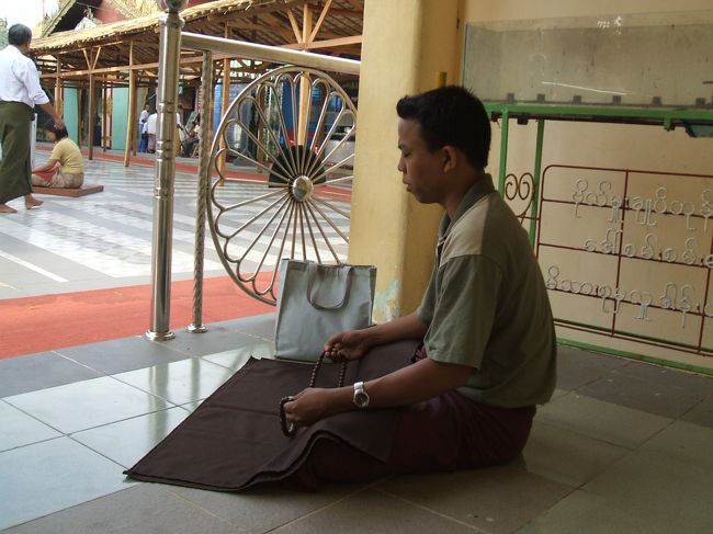 隣で大きな数珠を持ち、熱心にお経を唱えていた男性。<br />本当にミャンマーの人は信仰心の篤い人が多いですね。