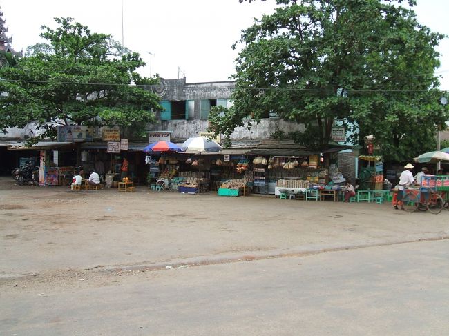 エレベーター乗り場の前には食堂や売店があって、参拝を終えた人がゆっくりくつろいでいる。