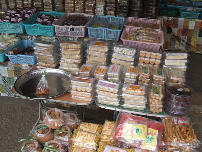 売っているお菓子は大体どの店も同じよな品揃え。<br />比較的甘いお菓子が多いので、暑くてつかれる街歩きにはちょうどいい。