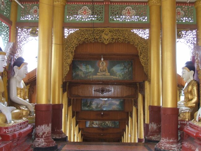 帰りはエレベーターを使わずに、参道を通って帰ります。<br />参道の両側にはずらっと売店が並んでいて、皆さんにいろいろ土産を買っている。