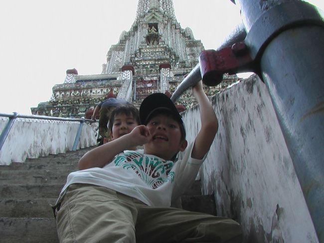 結構上まで登れるのですが、階段はかなり急です。<br />高いところが苦手な女の人は、かなり大変そうでした。