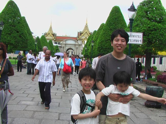 さらにしばらく、歩いて本物のエメラルド寺院へ。<br />ここの移動が暑くてバテました。時間は15分くらい<br />ですけど。。。