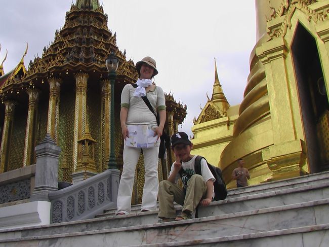 ここのキンピカの仏塔はサイズでかいです。<br />中は入れないけど、かなり暑いのでは？