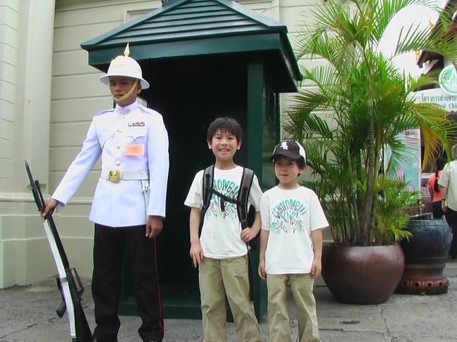 王宮横の衛兵所へ。<br />この暑い中御苦労さまです。。