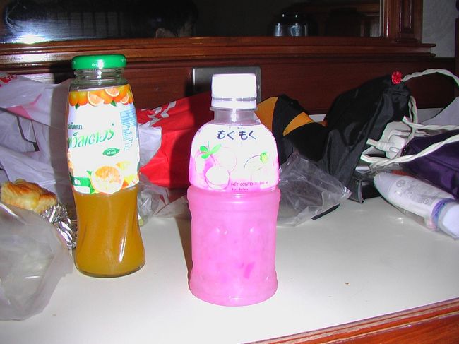 夜7-11で買って、気に入ったもぐもぐです。<br />（中にナタデココみたいのが入っていました。）<br />なぜ、日本でみないのに、半分タイ語で半分日本語が<br />書いてあるのだろう？？