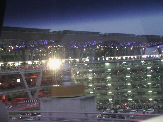 朝五時初で空港へ。<br />年末には、飛行場まで電車が開通するそうです。<br />