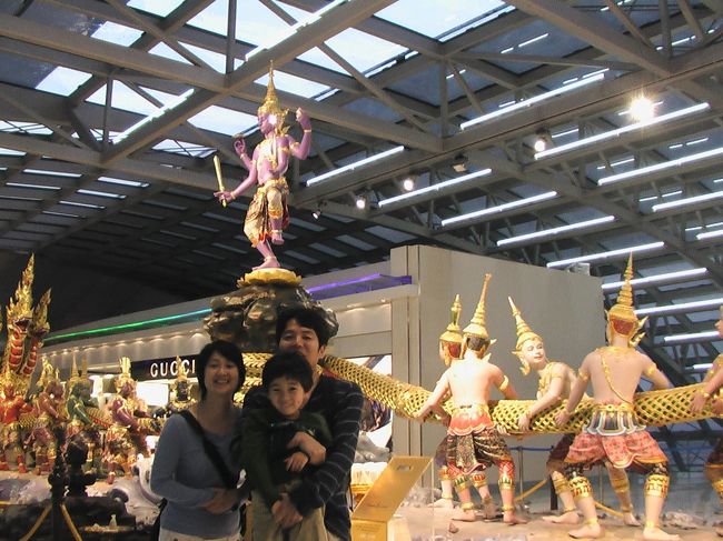 飛行場の中も広いですね。。<br />成田より知らないブランド店があっておもしろいか？<br />あとは無事帰国できました。。。