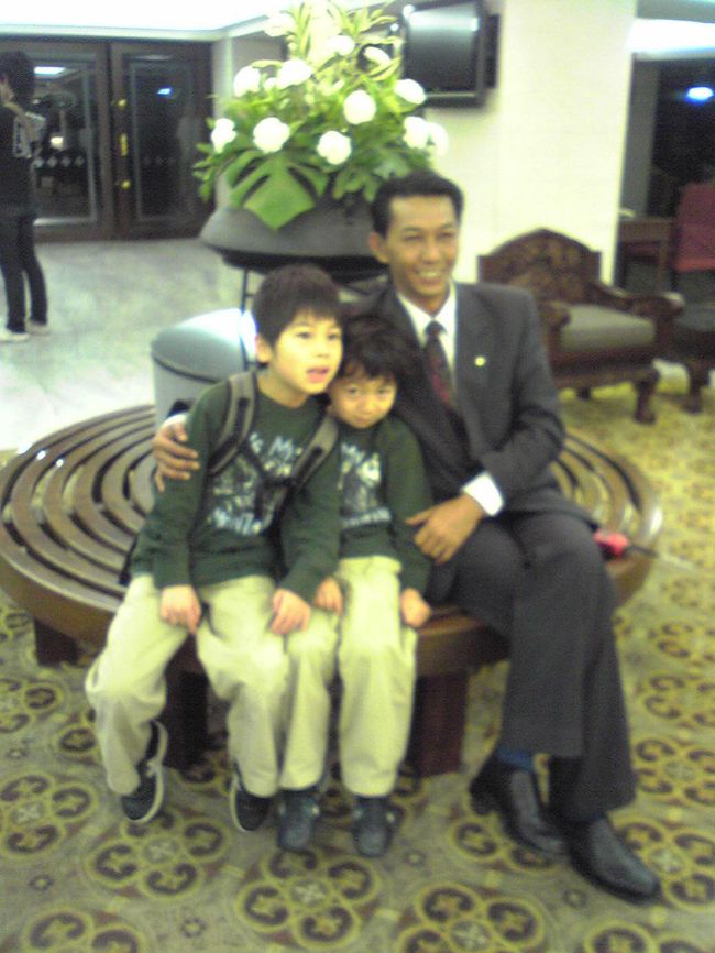 ちなみに、最終日のホテルのフロントにて。<br />やっぱりタイの人は、かわいい？男の子が好きなんでしょうかね。