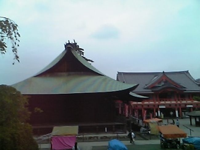 左：不動堂<br />右：宝輪閣（お札所）