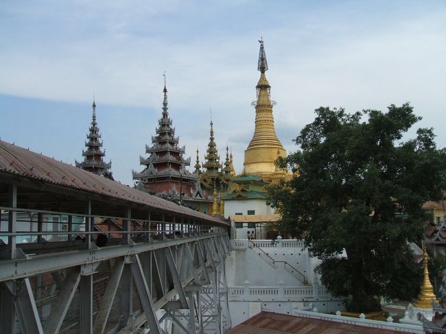 エレベーターを降りるとパゴダまで通路でつながっている。