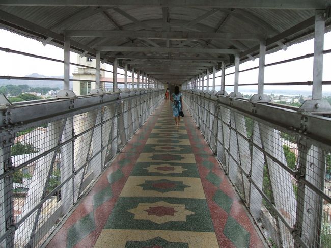 通路は結構細く高いので、高所恐怖症の人にはちょっと怖いかも。<br />高いところが平気な自分にとっては、街を見渡せてとても気持ちが良かったです。<br />ここから見渡すと、街のあちこちにパゴダがあるのを確認できる。