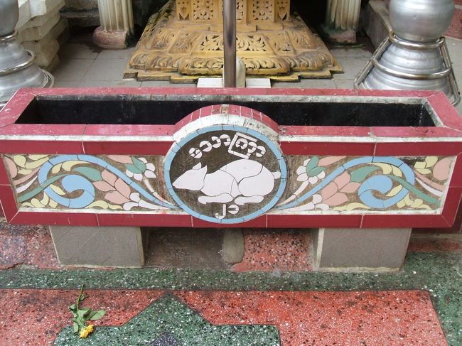 ミャンマーの伝統暦には八曜日があり、それらの曜日は方位・動物によって表されます。<br />その為、パゴダにはそれぞれの曜日の祭壇が建っていて、その動物で判断できます。<br />