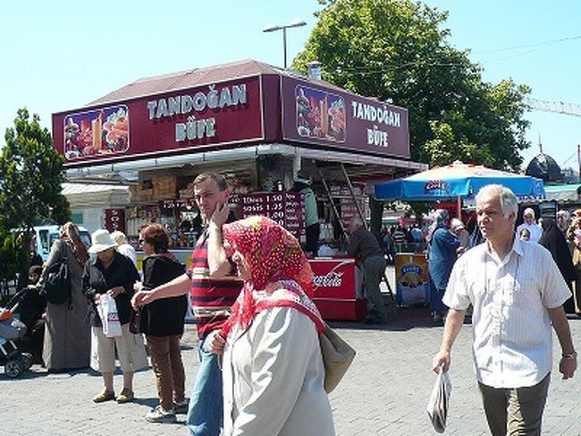 ユスキュダル港前は、たくさんの人。<br />みんな地元の人って感じです。