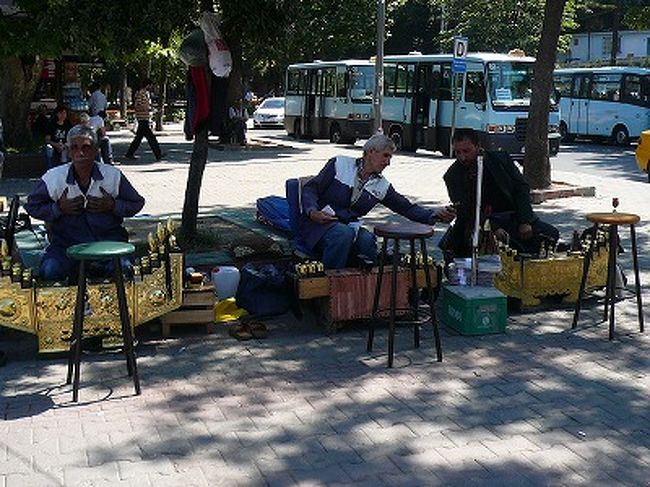 靴磨き屋。<br />よく見かけます。<br />同じところに何人も並んで、お客さんはどの人のところに行くか迷いそうです。