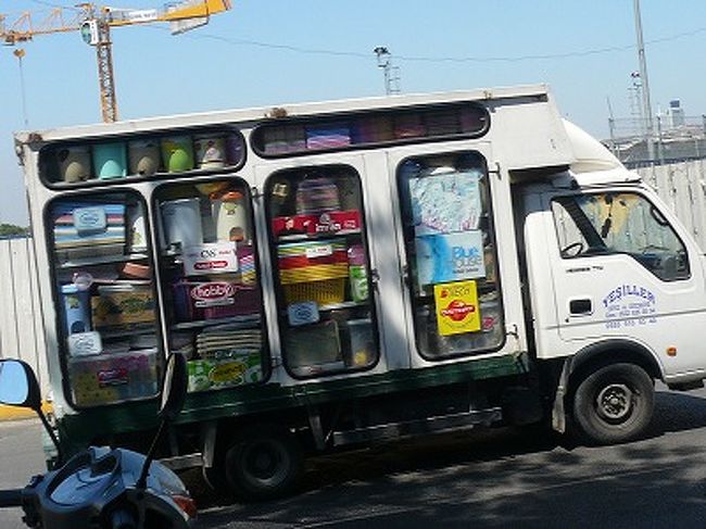港前の道路は、車がいっぱいでなかなか進んでいませんでした。<br />中が丸見えのトラック。<br />きれいに詰め込まれていました！