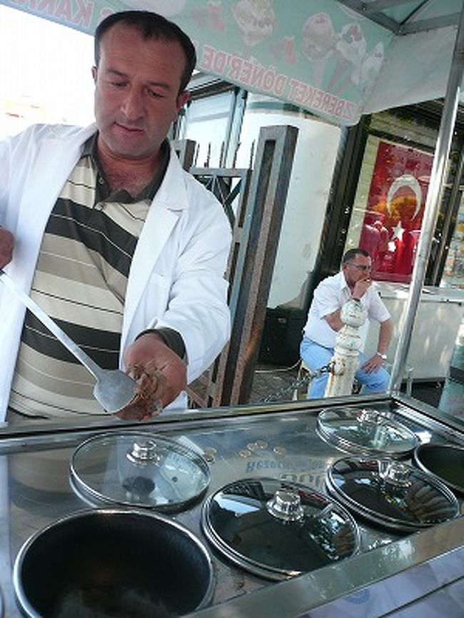 港すぐ近くにあったドンドゥルマ屋さん。<br />向こう（ヨーロッパ側）ではだいたい２リラでしたが、ここは１リラでした。<br />地元の学生もたくさんでした！