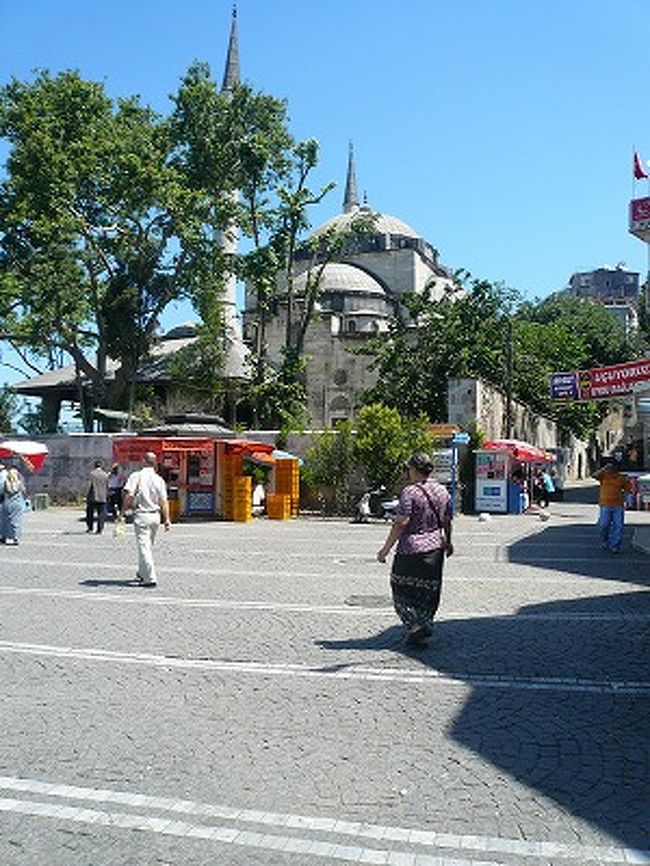 港すぐ前にはモスクがあります。