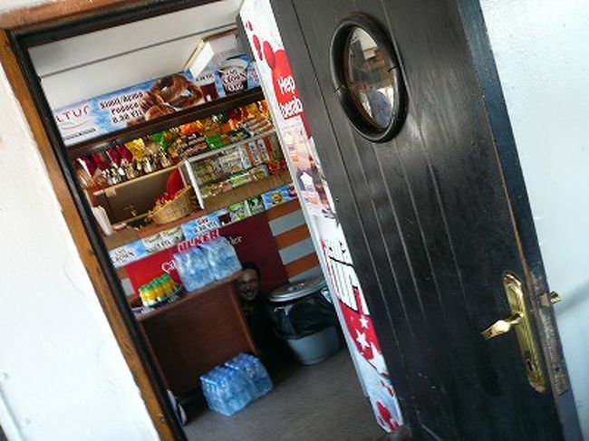 ユスキュダル線はカドゥキョイ線よりも小さく古い目の船でしたが、味があってイイ感じ★<br />ちゃんと売店もありました。