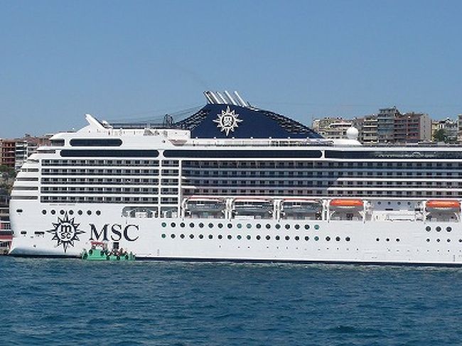 ボスポラス海峡にはこの時期たくさんの豪華客船がとまっています。<br />すごいなぁ〜★大きい！