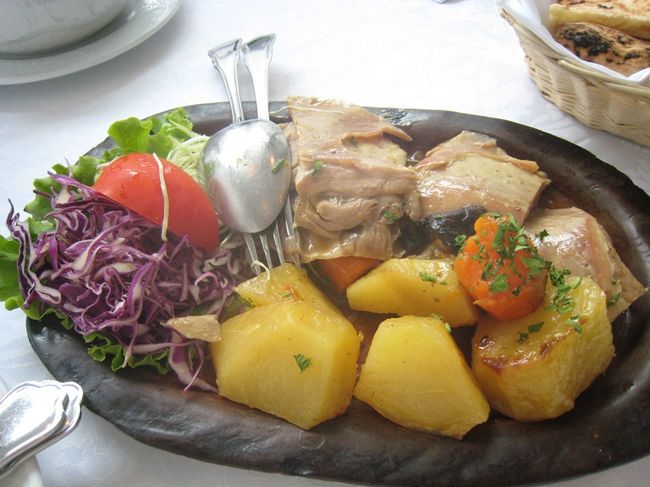 スロヴェニア語は全く分からないので、ウエイトレスのおばさんにおすすめを聞いてオーダ。こちらはビーフ。名前は覚えられませんでした。