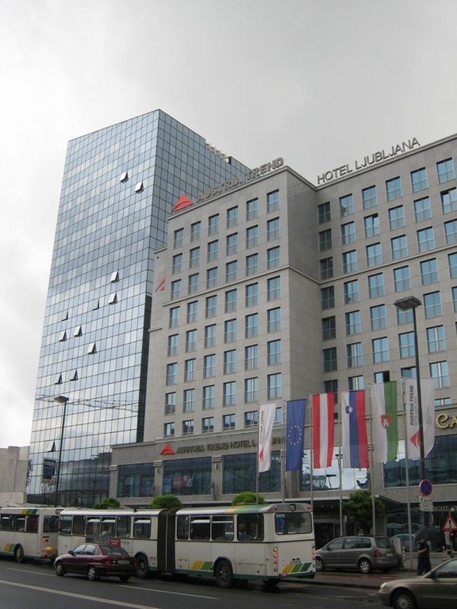 左の高いビルが宿泊したAustria Trend Ljubljana Hotel