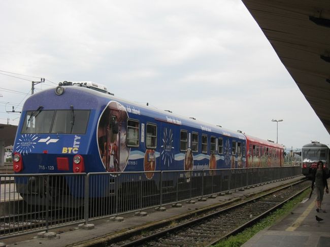 ホテル発の無料のシャトルもありましたが、時間がもったいないので、歩いてダウンタウンへ。<br />ホテルから約30分でリュブリャナ駅に着きました。