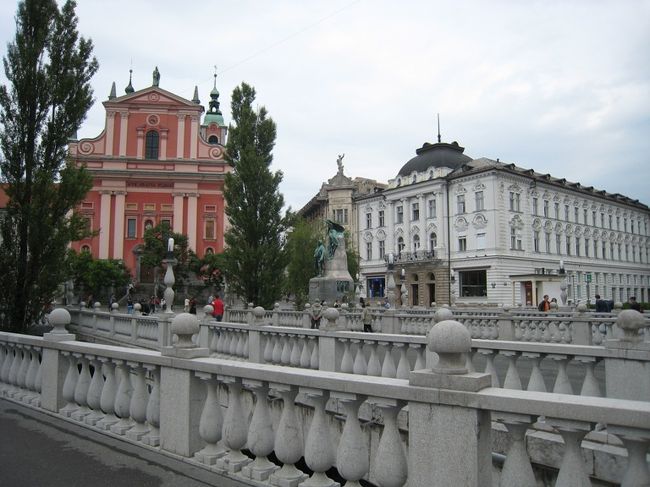 さらに歩いて、プレシェーレノフ広場へ。<br />この広場には、たくさんの人がいました。フランシスコ会教会や三本橋トロモストウイエを見てまわります。